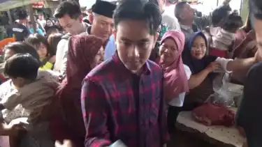 Wakil Presiden (Wapres) RI terpilih, Gibran Rakabuming Raka, blusukan ke Pasar Ampel, Boyolali, Jawa Tengah, Minggu (13/10/2024).