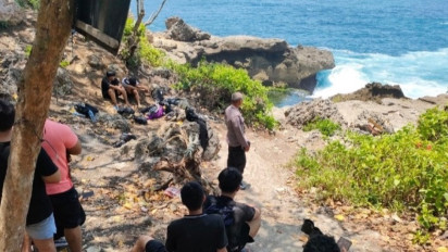 Swafoto di Pinggir Tebing Pantai Kedungtumpang, Seorang Pelajar Hilang Diterjang Ombak
