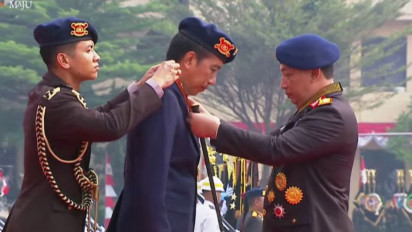 Presiden Jokowi Dianugerahi Medali Kehormatan Loka Praja Samrakshana dari Polri