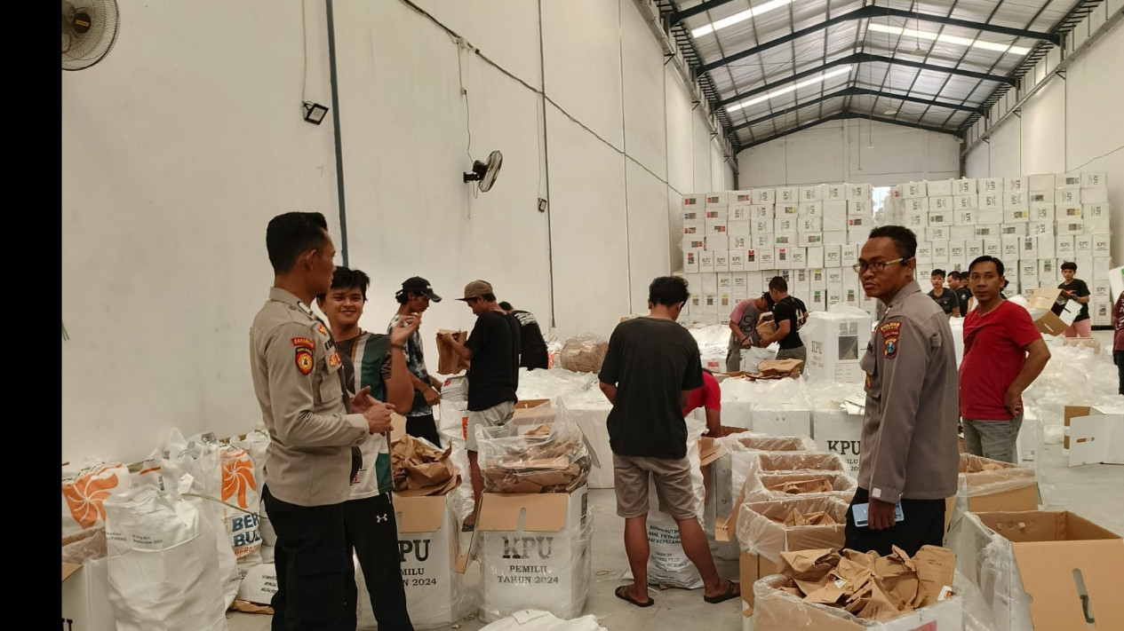 Cegah Penyalahgunaan Logistik Pilkada Gresik, Polisi Bersenjata Jaga Ketat Gudang KPU
            - galeri foto