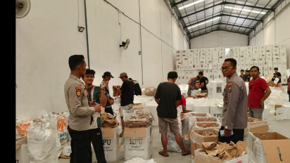 Cegah Penyalahgunaan Logistik Pilkada Gresik, Polisi Bersenjata Jaga Ketat Gudang KPU