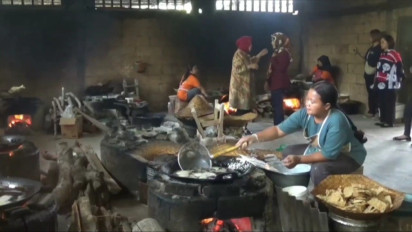 Kunjungi UMKM Kripik Tempe di Ngawi, Cagub Jatim No 3 Tri Rismaharini Tekankan Pentingnya Diversifikasi Produk