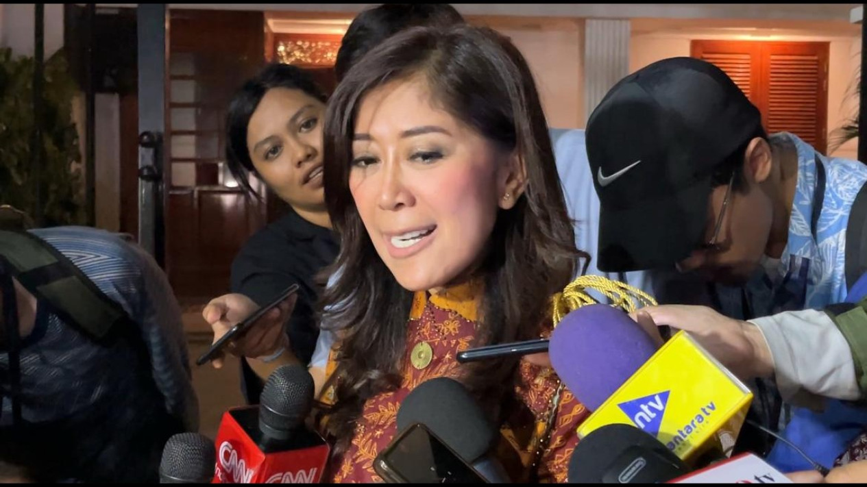 Diminta Prabowo Subianto Masuk Kabinet Jadi Calon Menteri, Meutya Hafid: Tugasnya Berat!
            - galeri foto