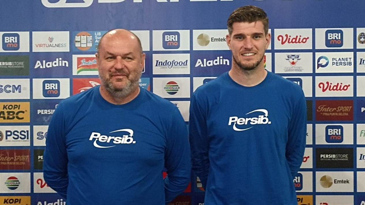 Update Transfer Persib Bandung: 2 Bintang Menuju Malut United, Satu Pemain Asing Jadi Incaran Persija dan Klub Liga Belanda
            - galeri foto