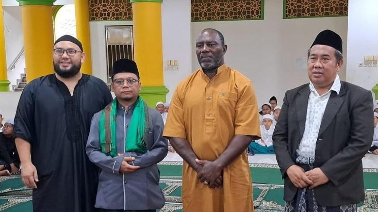 Eks Pelatih Timnas Indonesia Jacksen F Tiago Resmi Menjadi Mualaf, Ucapkan Dua Kalimat Syahadat dengan Tenang dan Lancar
            - galeri foto