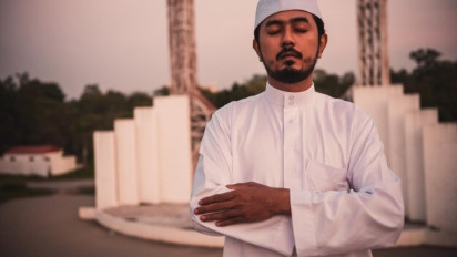 Kerja Lembur sampai Lupa Isya, Apakah Boleh Shalat di Jam 12 Malam? Ustaz Adi Hidayat Ungkap Hukumnya untuk Jalankan...