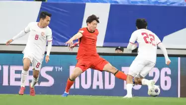 Aksi Witan Sulaeman dan Nathan Tjoe-A-On saat Timnas Indonesia Hadapi China