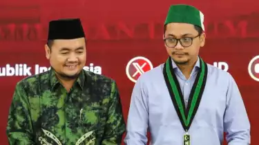 Ketua KPU RI Mochammad Afifuddin (kiri) bersama Ketua Umum Pengurus Besar Himpunan Mahasiswa Islam (PB HMI) Bagas Kurniawan (kanan)