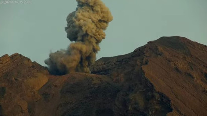 Gunung Semeru Semburkan Kolom Abu 700 Meter, Warga Dilarang Beraktivitas di Radius 8 Kilometer dari Puncak