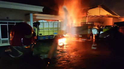 Kebakaran Hebat Hanguskan Pabrik Styrofoam di Menganti Gresik, Kerugian hingga 20 Miliar