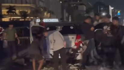 Mobil Seruduk Beton Pembatas Kolam Air Pancur Bundaran HI Hingga Hampir Tercebur, Begini Kronologinya