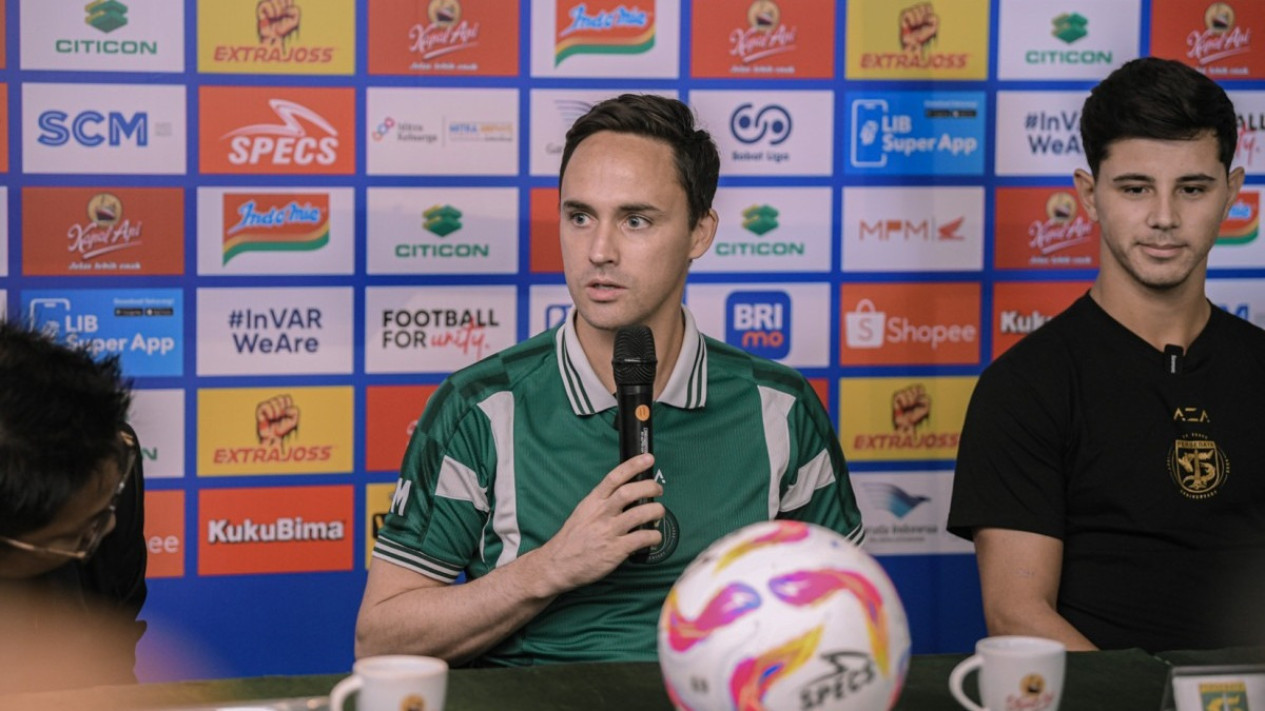 Pelatih Persebaya Abaikan Fakta Laga Kontra Persib Tanpa Marc Klok: Masih Ada Adam Alis
            - galeri foto