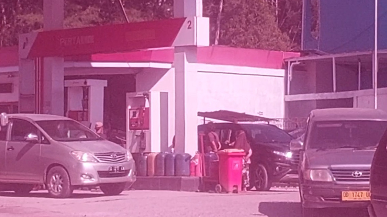 Solar Langka, SPBU Minanga Diduga Layani Pembelian BBM Subsidi ke Pengepul Gunakan Jerigen, Dikeluhkan Sopir Truk
            - galeri foto