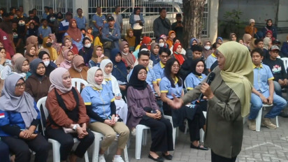 Cagub Jatim No 2 Khofifah Indar Parawansa Kunjungi Pabrik Mie di Surabaya, Ini yang Dibahas