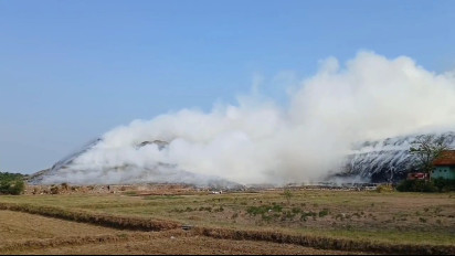 Gunungan Sampah di TPA Plosojenar Pati Terbakar