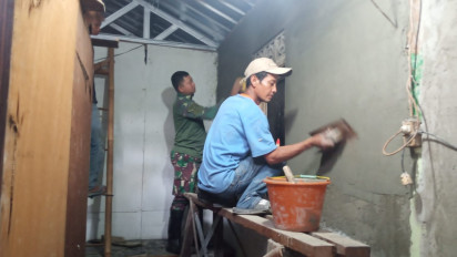 Tak Cuma Jago Perang, Prajurit TNI di Bekasi Juga Bisa Bantu Renovasi Rumah Warga