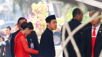 Jelang Dilantik Jadi Wapres, Gibran Pakai Baju Adat Betawi dan Istri Pakai Kebaya Merah
