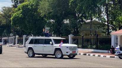 Tiba di Istana Merdeka, Prabowo Sapa Masyarakat Naik Mobil Pelat ‘Indonesia 1’