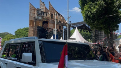 Jokowi Beri Senyuman ke Warga Saat Tnggalkan Istana Merdeka Menuju Halim Pedanakusuma