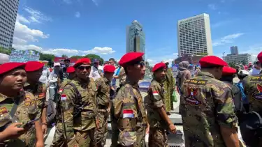 Ribuan anak buah Hercules Rosario Marshal yang tergabung dalam Gerakan Rakyat Indonesia Bersatu (GRIB) amankan pesta rakyat yang berlangsung di Bunderan Hotel Indonesia (HI) Minggu (20/10/2024).