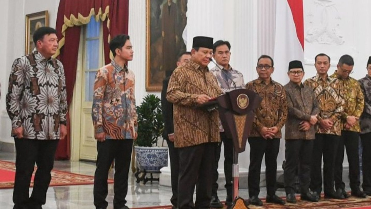 Langsung Ditunjuk Presiden Prabowo Subianto Jadi Penggantinya, Sjafrie Sjamsoeddin Ternyata Bukan Orang Sembarangan
            - galeri foto
