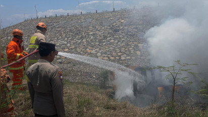 Diduga Korsleting Listrik, Alat Berat Meledak dan Terbakar saat Pembersihan di Bendungan Semantok Nganjuk