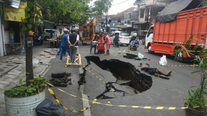 Jalan Aspal di Muharto Malang Ambles Selebar 9 Meter Usai Hujan Lebat