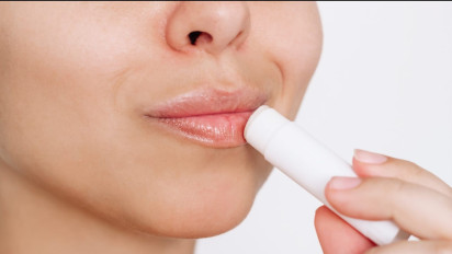 6 Rekomendasi Pelembap Bibir yang Bagus dan Alami, Catat!