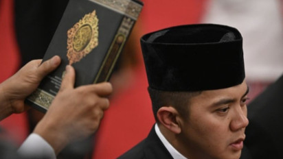 Terungkap, Misteri Sosok Wanita Kerudung Merah  Dampingi Mayor Teddy di Istana Negara