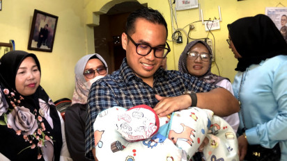 Momen Menyentuh Hati, Pilar Saga Ichsan Beri Nama Bayi yang Baru Lahir dari Seorang ODGJ di Kota Tangsel