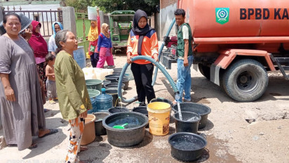 Krisis Air Bersih, Puluhan Emak-Emak di Bima Blokade Jalan Nasional