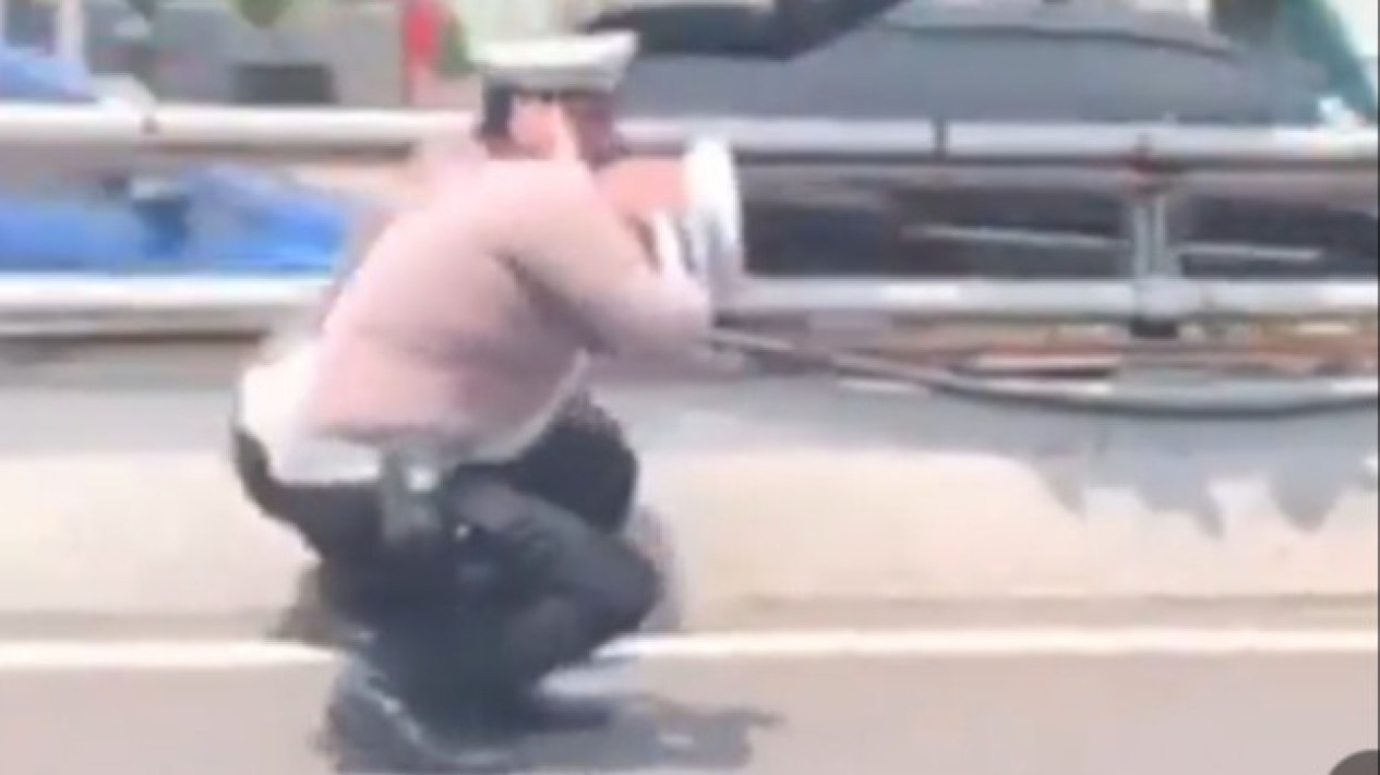 Viral di Medsos Polantas Mendadak Squat Jump di Tengah Jalan, Ternyata Ini Penyebabnya...
            - galeri foto