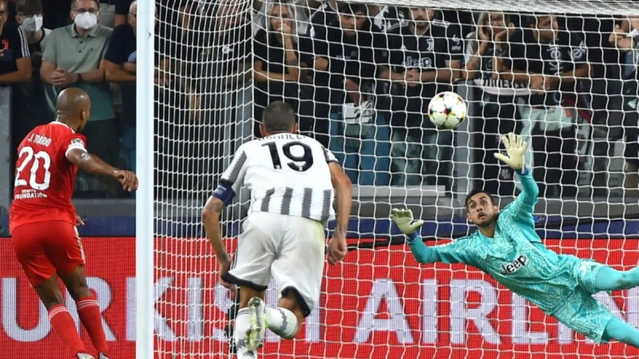 Bursa Transfer: Resmi! Juventus Perpanjang Kontrak Kiper Timnas Italia hingga 2027
            - galeri foto