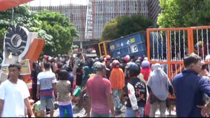 Kontainer Berisi Minyak Curah terbalik Warga Rebutan Minyak