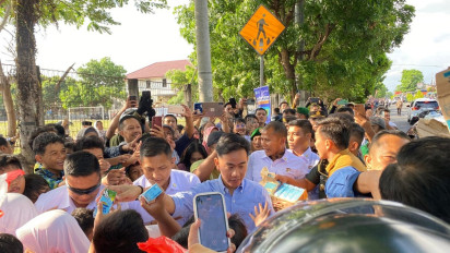 Perjalanan Menuju Akmil Magelang, Gibran Bagikan Susu dan Buku Kepada Siswa di Yogyakarta