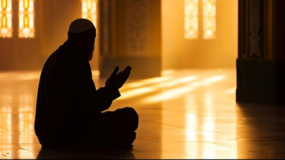 Orang Tua Daya Ingat Melemah, Boleh Nggak ya Cuma Baca Surah Qulhu saat Shalat? Ustaz Adi Hidayat Ungkap Hukumnya dalam Islam