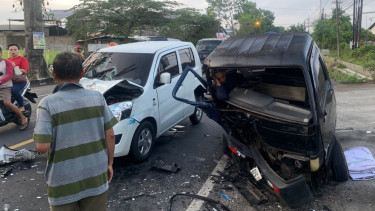 Dua Mobil Terlibat Kecelakaan Adu Banteng di Pakisaji Malang, Tiga Orang Terluka