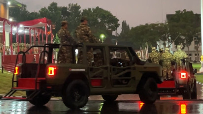 Hujan Deras Tak Halangi Prabowo dan Kabinet Merah Putih Pantau Pasukan Upacara