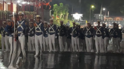 Presiden Prabowo Beri Libur Taruna Akmil dan Akpol yang Jadi Pasukan Upacara Parade Senja: Walaupun Basah Tetap Semangat