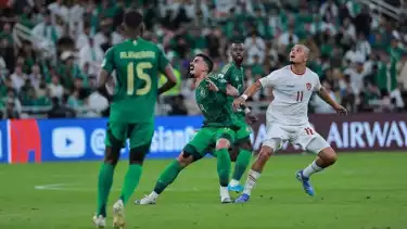 Pemain Timnas Indonesia, Ragnar Oratmangoen berhadapan dengan pemain Arab Saudi.