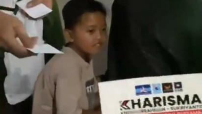 Viral Video Timses Cabup Pamekasan Bagi-bagi Amplop Berisi Uang dan Stiker, Bawaslu: Pelanggaran Pemilu Money Politic!