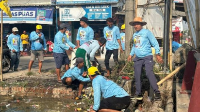 Bambang Hermanto dan  Relawan Bersih-Bersih Sampah di Pasar Sukra