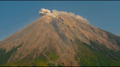 Gunung Semeru Erupsi Semburkan Kolom Abu dan Guguran Lava Pijar ke Arah Besuk Kobokan