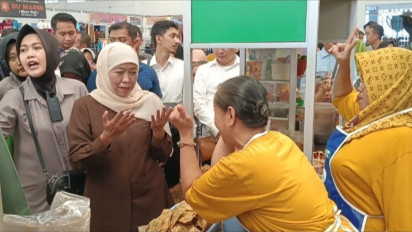 Galang Dukungan, Khofifah Sapa Pengunjung dan Ratusan Pedagang Pasar Legi Ponorogo
