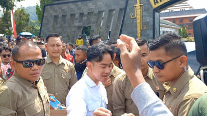 Teriakan Histeris Warga Magelang, Gibran Bagi-bagi Susu dan Buku untuk Anak-anak