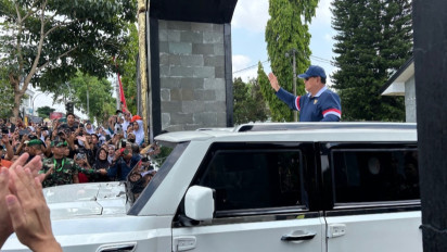 Prabowo Tinggalkan Akademi Militer Magelang Naik Maung Garuda, Sapa Warga dengan Atap Terbuka