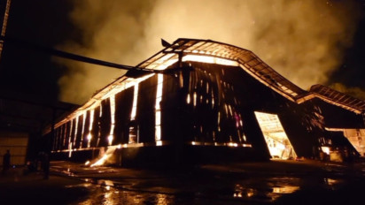 Kebakaran Besar Hanguskan Pabrik Kayu PT KMGI di Gresik, Tiga Gudang Produksi Ambruk