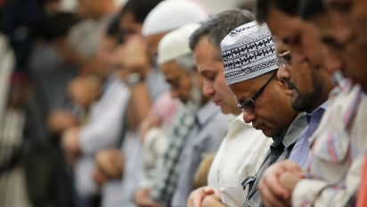 Hukum Salaman Setelah Shalat, Ustaz Adi Hidayat Ingatkan Amalan Ini yang Harusnya Segera Dilakukan