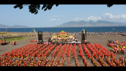 Pukau Ribuan Mata dan Berlatar Belakang Selat Bali, 1350 Pelajar Menari di Gandrung Sewu "Payung Agung"