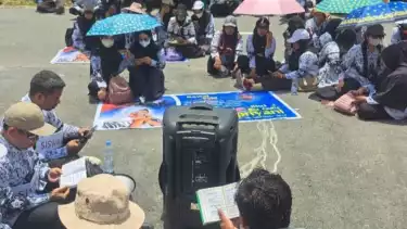 Ratusan guru PGRI membaca Surah Yasin di depan PN Andoolo, Kabupaten Konawe Selatan, untuk mendukung Supriyani yang menjalani sidang kedua pada Senin (28/10/2024).